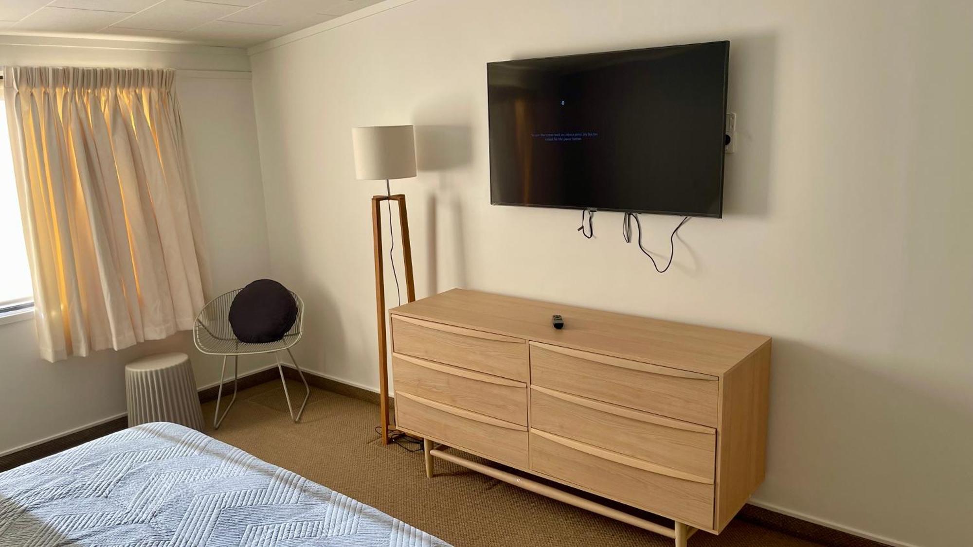The Nautilus Hotel Нейпиър Екстериор снимка A flat screen television mounted on a wall