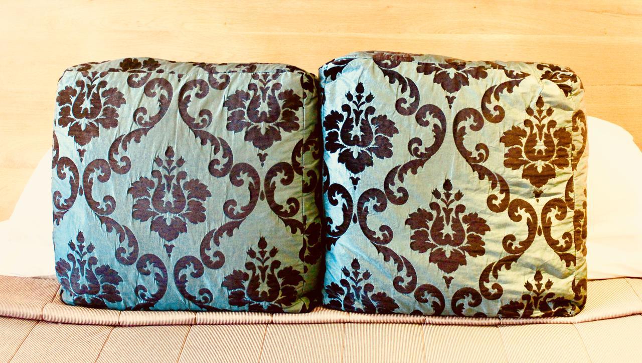 The Nautilus Hotel Нейпиър Екстериор снимка A pair of cushions