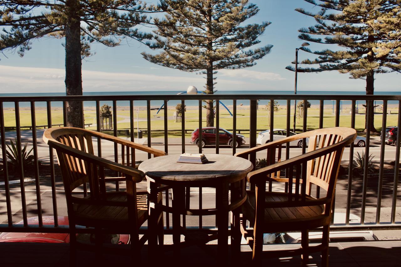 The Nautilus Hotel Нейпиър Екстериор снимка The deck at the Surf Life Saving Club