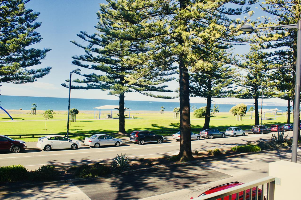 The Nautilus Hotel Нейпиър Екстериор снимка View of the beach from the main street